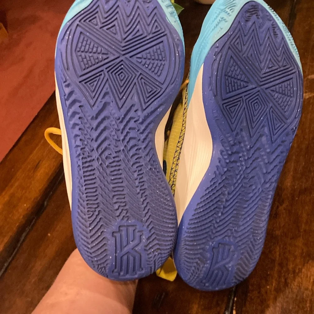 Youth Size 5.5 Nike Kyrie Flytrap Kaleidoscope Basketball Shoes (ABBA) - Picture 11 of 14